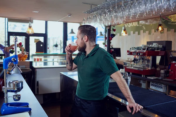 Der Barkeeper Barista Kellner mit einem Glas frischem Saft ist Ruhe — Stockfoto