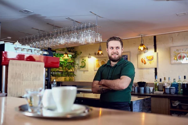 Portrait d'un barman barista serveur sur le lieu de travail au bar — Photo