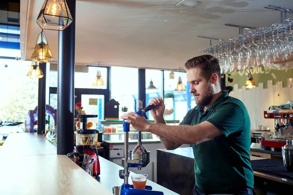 Le barman barista fait du jus fraîchement pressé sur la machine pr — Photo