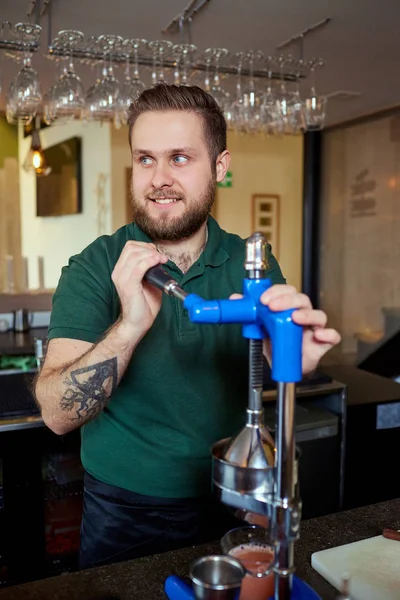 Barkeeper Barista macht frisch gepressten Saft auf Maschine pr — Stockfoto