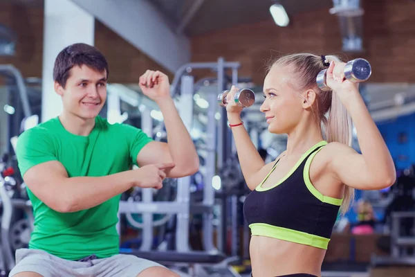 Kişisel antrenör ve egzersizleri yaparken dumbbells ile kız — Stok fotoğraf