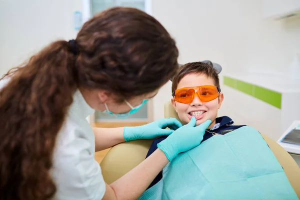 Çocuk çocukken diş ofiste bir dişçi resepsiyonda — Stok fotoğraf