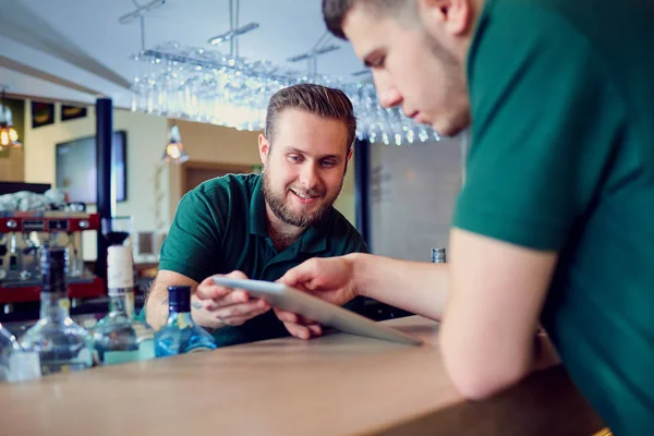 Camareros, camareros baristas resto con la tableta en un café de descanso — Foto de Stock