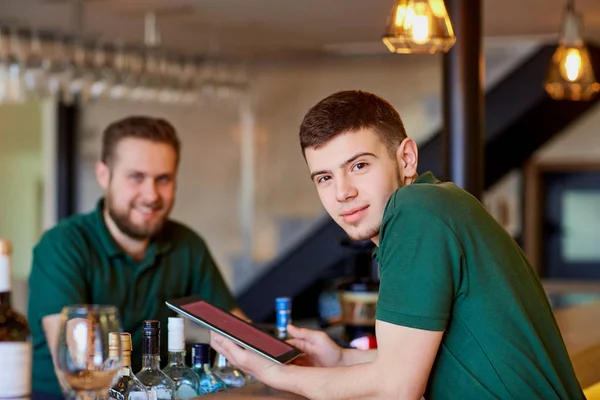 Kellner, Barkeeper Barista ruhen mit dem Tablet in einem Pausencafé — Stockfoto