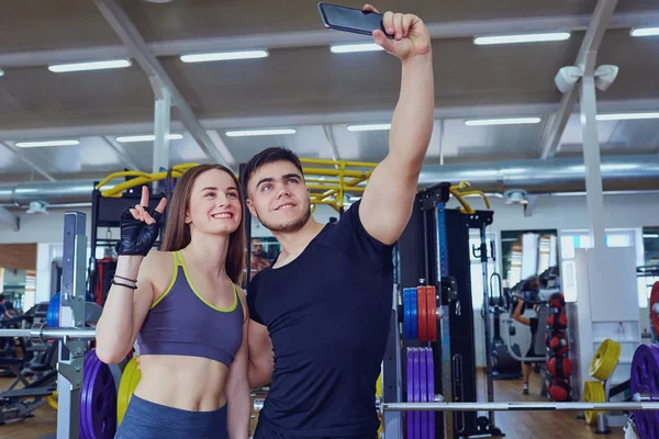 Esportes pessoas fazer selfie no telefone no ginásio — Fotografia de Stock