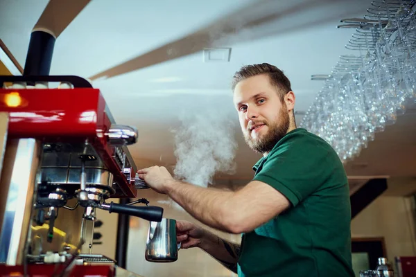 Der Barmann, Barista, macht einen heißen Kaffee an der Theke in — Stockfoto