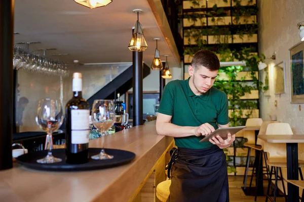 Waiters, bartenders barista rest with the tablet in a break cafe — Stock Photo, Image