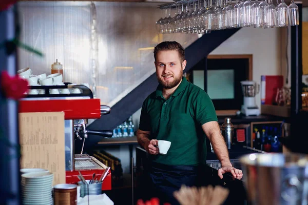 Barkeeper Barista mit Kaffee in der Hand hinter der Theke — Stockfoto