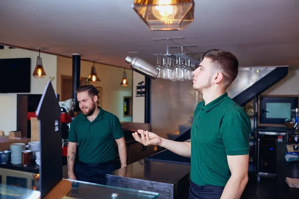 Barman barista lanza un vaso para un cóctel en el bar — Foto de Stock