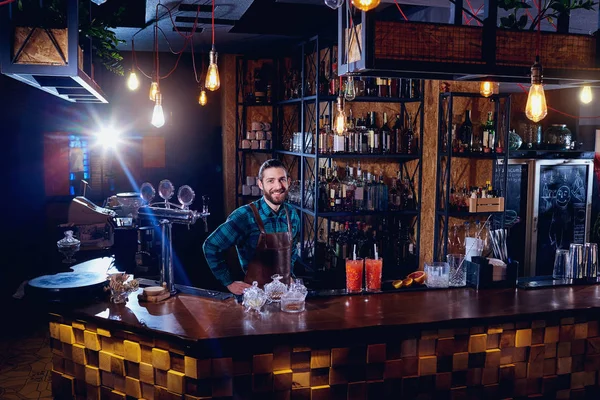 Der Barista Barkeeper lächelt am Arbeitsplatz in der Bar — Stockfoto