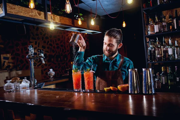 Barman hipster con barba hace cóctel en el restaurante ba —  Fotos de Stock