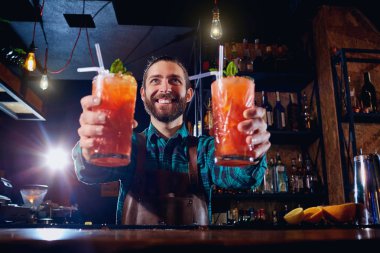 Barmen istemciye Restoran barda kokteyller dışarı tutar.