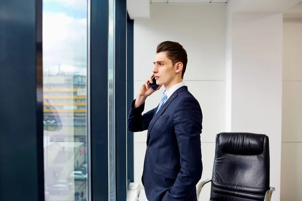 事務所の電話で話している黒髪の実業家 — ストック写真