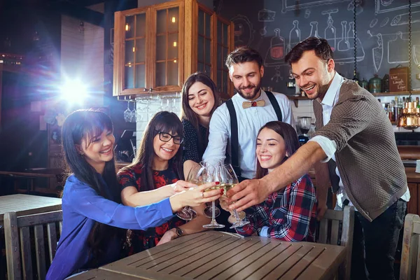 Grupo de amigos estão comemorando se divertir conversando com glasse — Fotografia de Stock