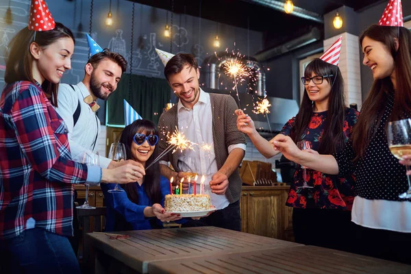 Amigos fiesta de cumpleaños — Foto de Stock