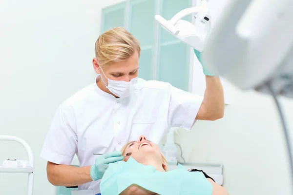 Dentysta na pracy z pacjentem kliniki stomatologiczne — Zdjęcie stockowe