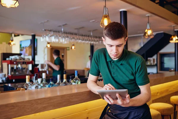 Camareros, camareros trabajo barista con la tableta en la cafetería res bar — Foto de Stock