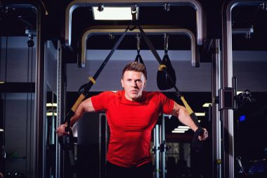 Bir adam simülatör spor salonunda egzersiz yapıyor