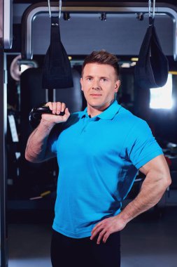 Halter elinde spor ağırlıkları ile sportif bir erkek