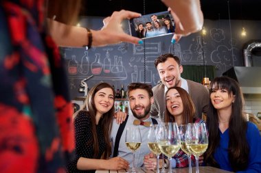 Arkadaşlar selfie bar restoran telefonda yapmak