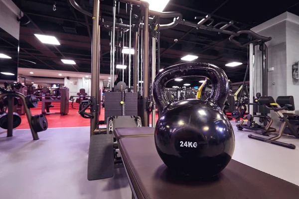 Kettlebell no fundo de um simulador no ginásio. Interior — Fotografia de Stock