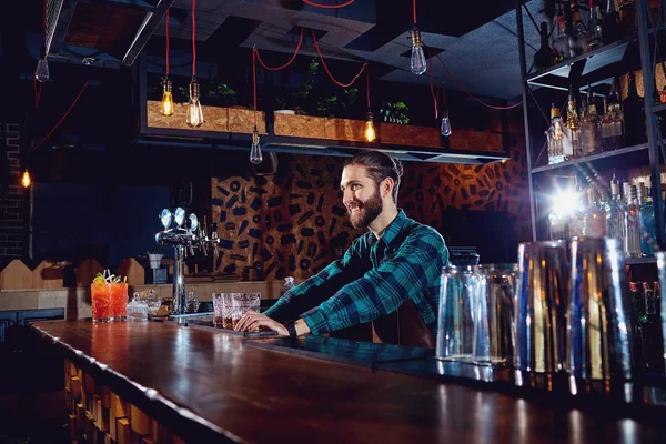 Der Barkeeper lächelt am Arbeitsplatz in der Bar — Stockfoto