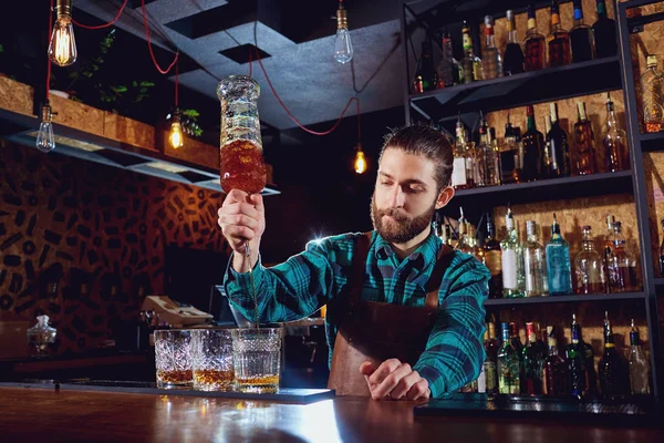 El barman vierte alcohol en un vaso —  Fotos de Stock