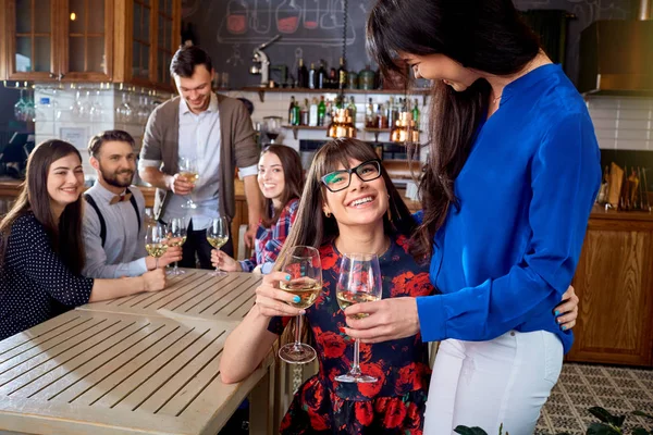 Encuentro con amigos en el restaurante del bar — Foto de Stock