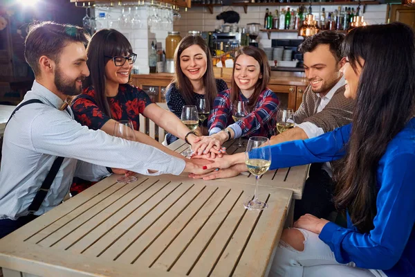 Amigos juntando sus manos en señal de amistad — Foto de Stock