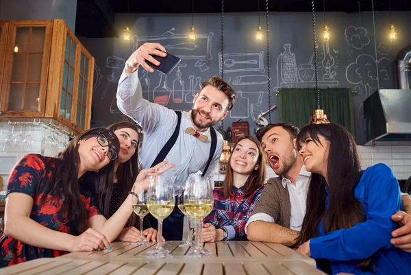 Amigos fazem selfie ao telefone no restaurante do bar — Fotografia de Stock