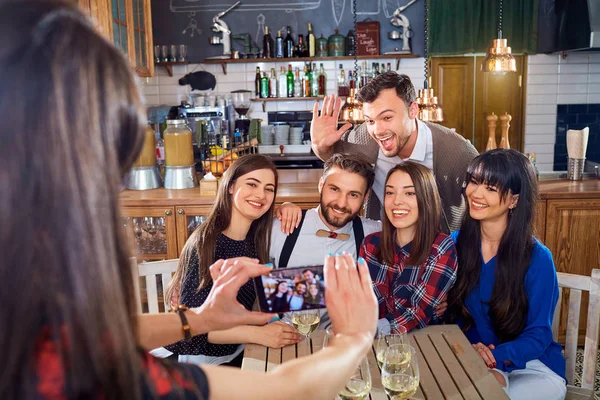 Amigos fazem selfie ao telefone no restaurante do bar — Fotografia de Stock
