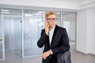 İşadamı sarışın üstünde hareket eden söz, smilin gülüyor gözlük