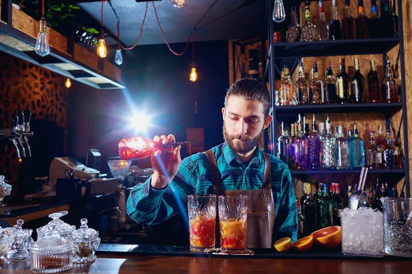 The bartender laughs making a cocktail at the bar — Stock Photo, Image