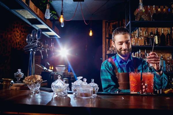 The bartender laughs making a cocktail at the bar — Stock Photo, Image