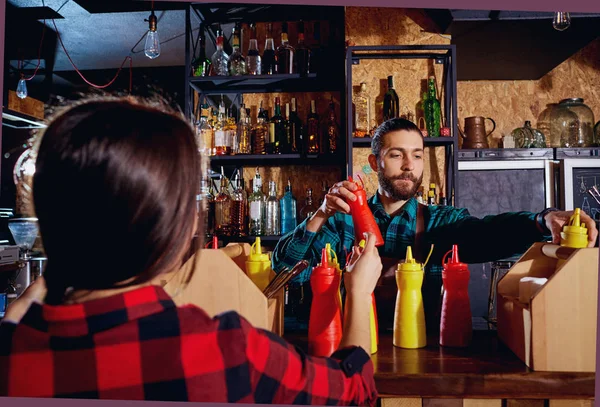 Barman y camarero trabajan juntos con el equipo en el bar restau —  Fotos de Stock