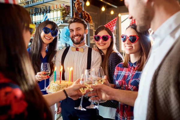 Festa de aniversário com bolo e velas amigos no restaurante b — Fotografia de Stock