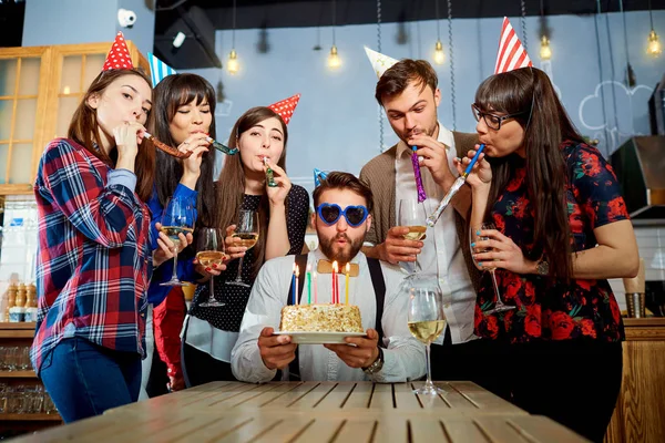 Geburtstagsfeier mit Kuchen und Kerzen Freunde im Restaurant b — Stockfoto