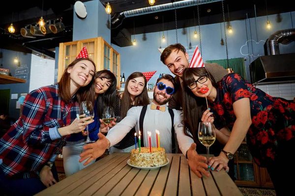 Festa de aniversário com bolo e velas amigos no restaurante b — Fotografia de Stock