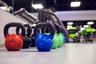 Spor kettlebell ağırlık salonunda katta