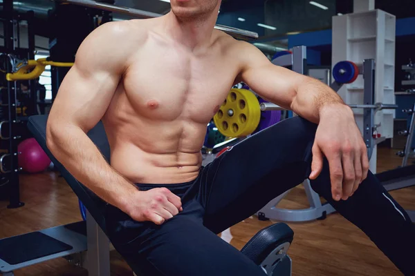 Spor salonunda bir adam atletik vücut — Stok fotoğraf