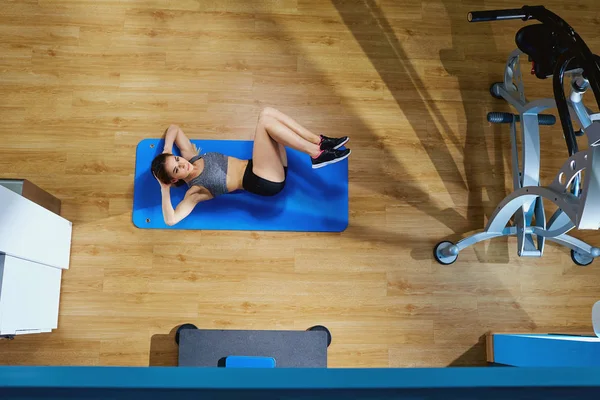 Üstten Görünüm spor. Egzersiz eğitim üzerinde floo yaparken kız atlet — Stok fotoğraf