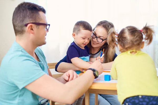 Mãe, pai e filhos se reúnem no quarto — Fotografia de Stock