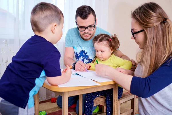 Rodiče a děti nakreslit společně v místnosti — Stock fotografie
