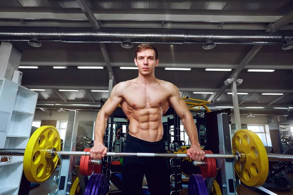 Atlet pria dengan barbel di gym — Stok Foto