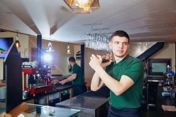Barmann Barista wirft an der Bar Glas für einen Cocktail — Stockfoto