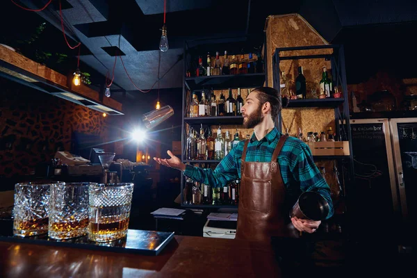 The barman juggler throws up a glass for  cocktail at bar — Stock Photo, Image
