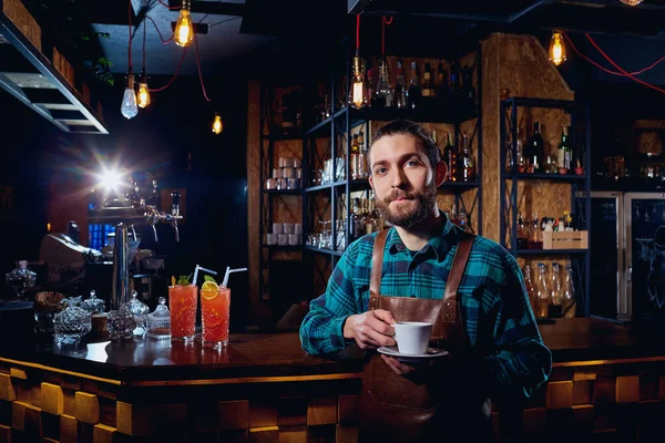 Barista, Barkeeper Hipster mit einer Tasse Kaffee im Café — Stockfoto