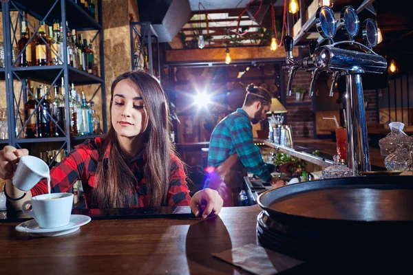 La barman baristas chica hace café en el bar — Foto de Stock