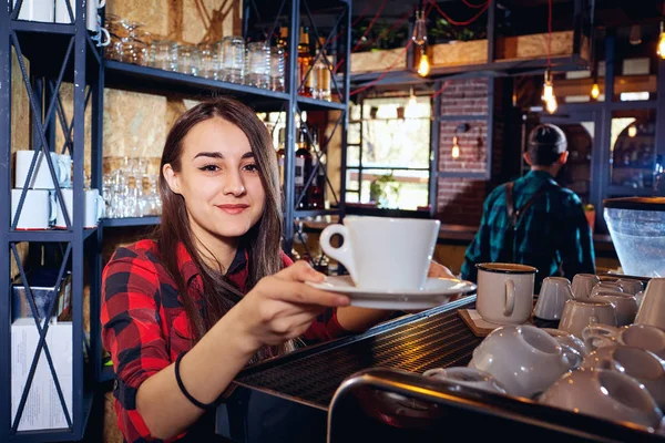 La chica barman trabaja en el bar en el restaurante — Foto de Stock