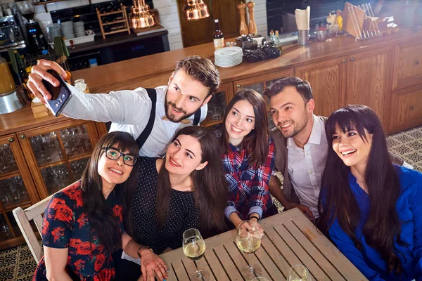 Amigos fazem selfie ao telefone no restaurante do bar — Fotografia de Stock